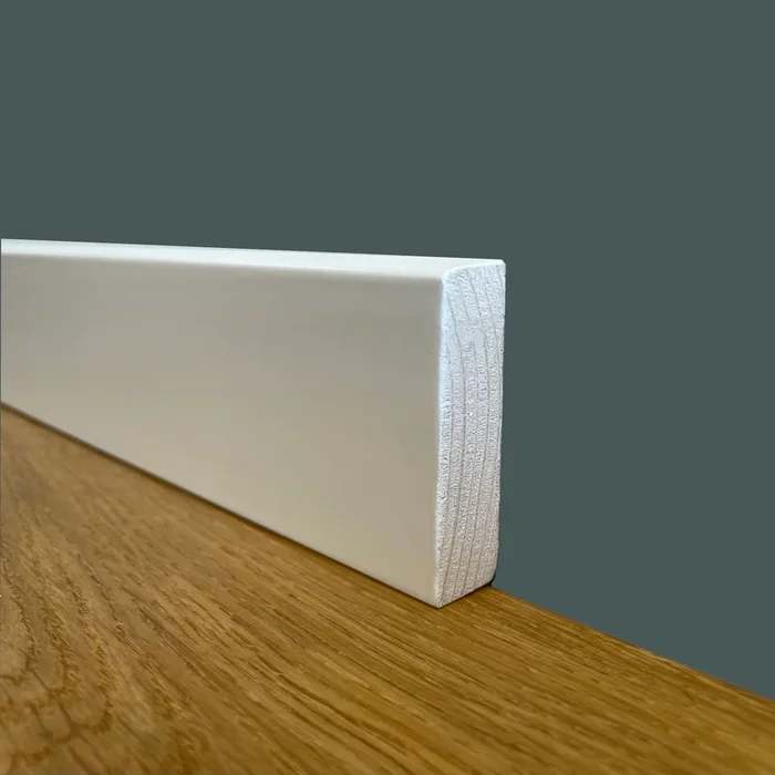 100 metri lineari di Battiscopa PREMIUM in legno MASSELLO squadrato 55×14 laccato bianco liscio