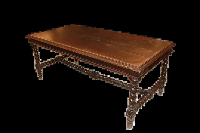 Grande tavolo francese di inizio 1800 in legno di noce con intagli