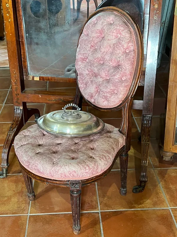 Poltroncina stile Luigi XVI capitonné, tessuto rosa