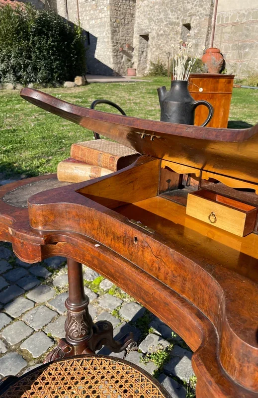 Scrivania vittoriana a fagiolo in noce e radica di noce